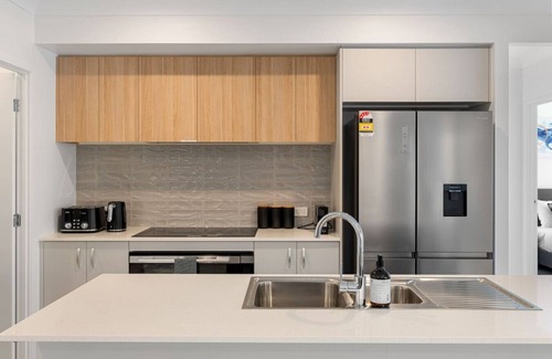 Carseldine House | Brand New Modern 5BR House Ducted A/C Near Mall