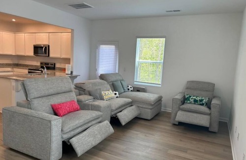 Paw Creek House | Brand New Modern 3BR, King, Queen, Bunks, Office, High Chair & Kid Friendly
