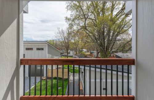Travelers Rest House | Brand New Modern House - Walk to Main Street