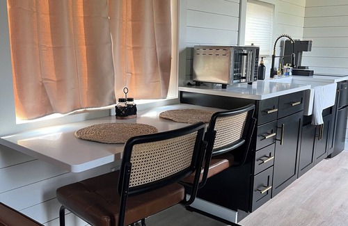 West Milton House | BRAND NEW! Modern Tiny House @ The Horse Stables