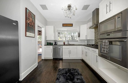 Oak Lawn House | Brand New! Oak Lawn Glam House POOL Backyard Oasis