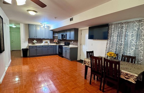 West Side House | Brand new PRIVATE APT free Parking WiFi mins to NYC
