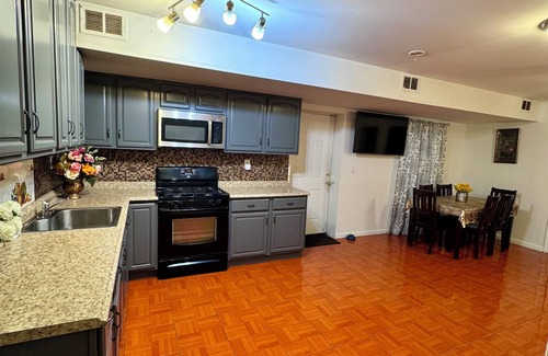 West Side House | Brand new PRIVATE APT free Parking WiFi mins to NYC