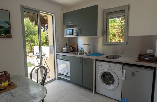 Marine de Davia Apartment | BRAND-NEW SELF-CONTAINED STUDIO WITH GARDEN IN MARINE AREA