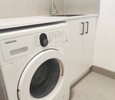 Scullin House | Brand new settled house near shops with Netflix