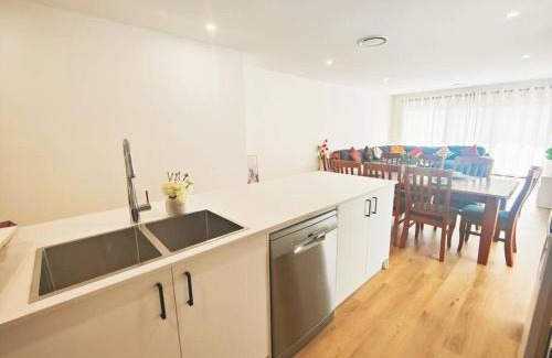 Scullin House | Brand new settled house near shops with Netflix