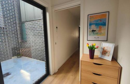 Scullin House | Brand new settled house near shops with Netflix