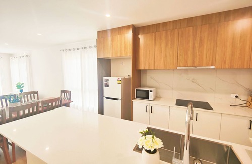 Scullin Villa | Brand new settled house near shops with Netflix