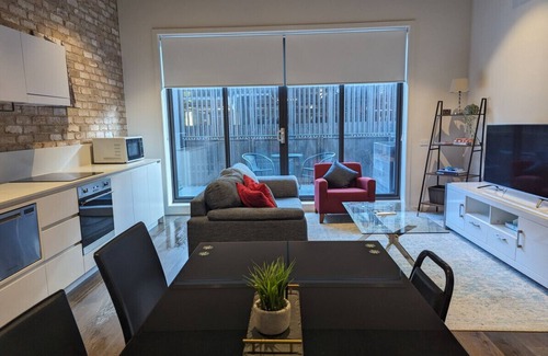 Phillip Apartment | Brand New Spacious Woden Apartment - KingBed&WiFi