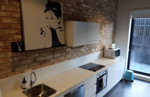 Phillip Apartment | Brand New Spacious Woden Apartment - KingBed&WiFi