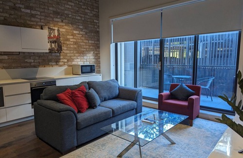 Phillip Apartment | Brand New Spacious Woden Apartment - KingBed&WiFi
