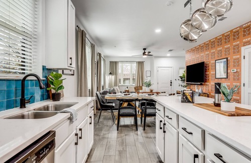 North University House | Brand new! Steps2 UT! Near DT! Luxury, Sleeps 10, Xbox, Ps5, CoffeeBar, Pets ok