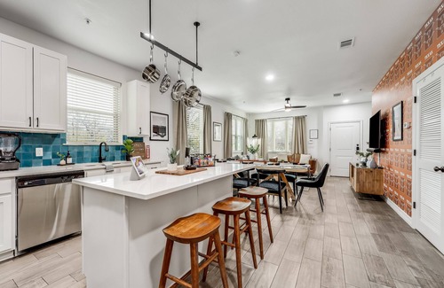 North University House | Brand new! Steps2 UT! Near DT! Luxury, Sleeps 10, Xbox, Ps5, CoffeeBar, Pets ok