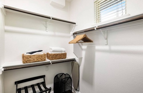 North University House | Brand new! Steps2 UT! Near DT! Luxury, Sleeps 10, Xbox, Ps5, CoffeeBar, Pets ok