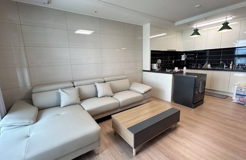 Songdo Apartment | BrandNew 2BR 21F 646sq.ft, 2min to Hyundai outlet & Triple St., 2Free Parking