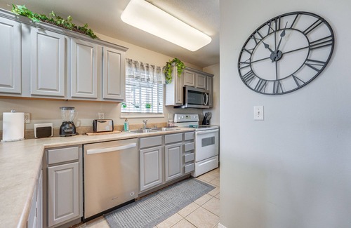 Branson West Condo | Branson Condo w/Pool ~ 3 Mi to Silver Dollar City