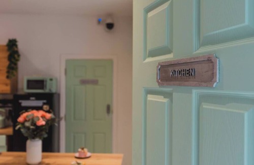Sneinton Apartment | Break through the dance at Baila Casa