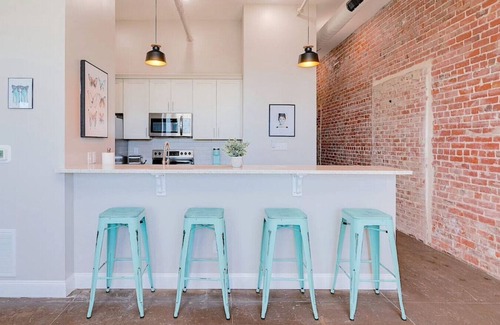 Newport News Apartment | ❤️Breakfast @ Tiffany's❤️Downtown Newport News!