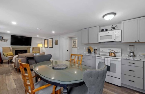 Bradford House | Breakwater Cottage: 1 Bed 1 Ba, Private Pond +Deck