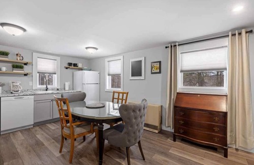 Bradford House | Breakwater Cottage: 1 Bed 1 Ba, Private Pond +Deck