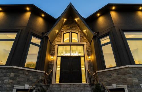 Bluewater Beach Villa | Breathtaking Estate in Tiny with Hot tub & Pool