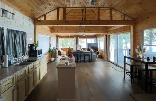 South Butler Cabin | Breathtaking Lakefront Cabin On Lake Ontario with Beach!