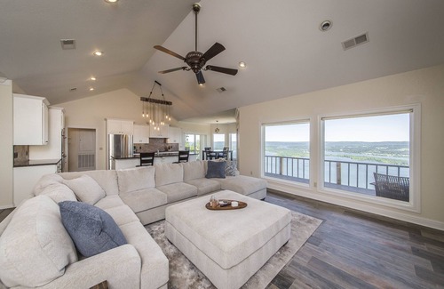 Quitman House | Breathtaking Lakeview Home in Diamond Bluff