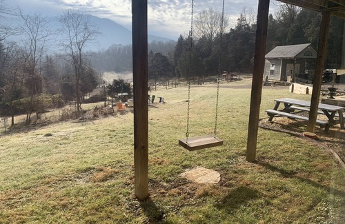 Blacksburg Apartment | Breathtaking Mountainside Farm Escape -10 min to VA TECH, 20 to Aquatic Center