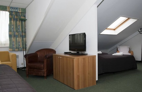 Heerenveen Hotel | Breathtaking Nature | Relaxing Haven close to Local Landmarks, Reserves & Dining