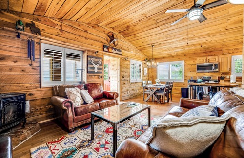 Divide House | Breathtaking Pike's Peak View from Adorable Mountain Cabin