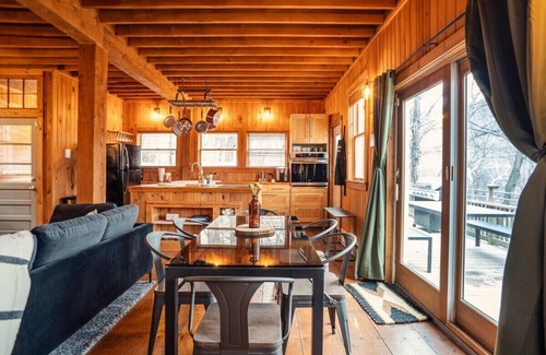 Sparrow Bush Cabin | Breathtaking River Views · The Hawks Nest Cabin