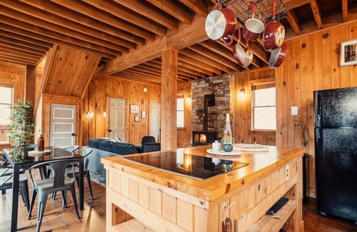 Sparrow Bush Cabin | Breathtaking River Views · The Hawks Nest Cabin
