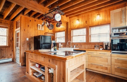 Sparrow Bush Cabin | Breathtaking River Views · The Hawks Nest Cabin