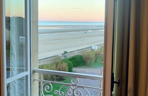Normandy Landing Beaches Apartment | Breathtaking sea views, D-Day beaches at your feet, relaxation guaranteed!