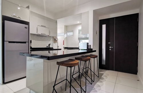 Kuala Teriang House | Breathtaking Sunset Bay Fibre Broadband Furnished, with largest pool in town