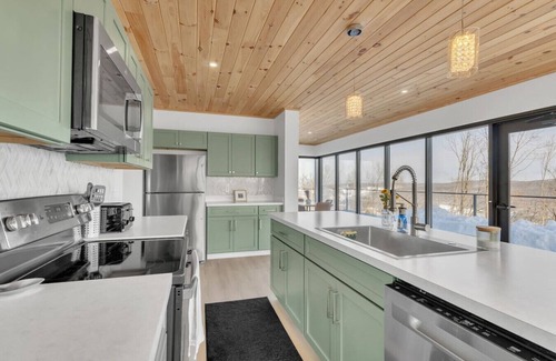 Little Valley Apartment | Breathtaking views, modern container design