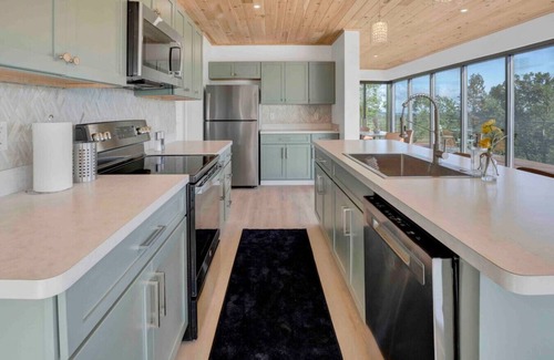 Little Valley Apartment | Breathtaking views, modern container design