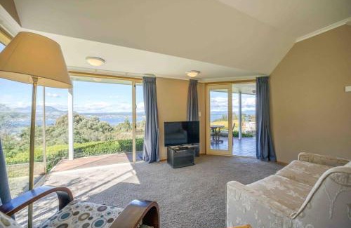 Acacia Bay Apartment | Breathtaking views of Lake Taupo