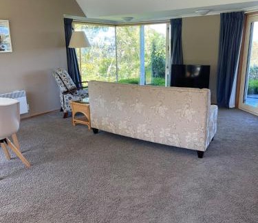 Acacia Bay Apartment | Breathtaking views of Lake Taupo