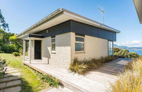 Acacia Bay Apartment | Breathtaking views of Lake Taupo