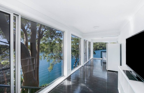 Gymea Bay House | Breathtaking Waterfront Retreat- Studio Apartment