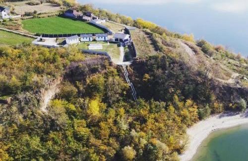Teslui House | Breeze By The Lake - Cazare cu jacuzzi pe malul lacului