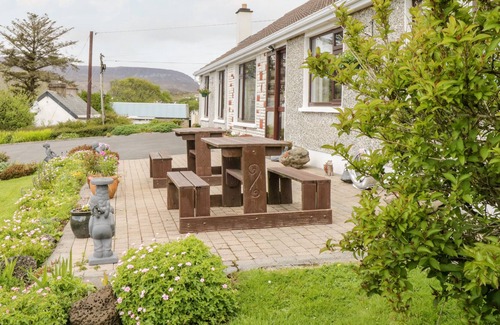 Mulranny Cottage | BREEZEMOUNT, family friendly, with a garden in Mulranny, County Mayo