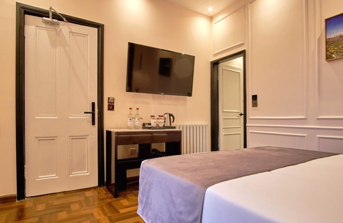 Oban Hotel | Breezy Bay View Lodging Near Stories, Steamers & Streets to Stroll l 4 Rooms