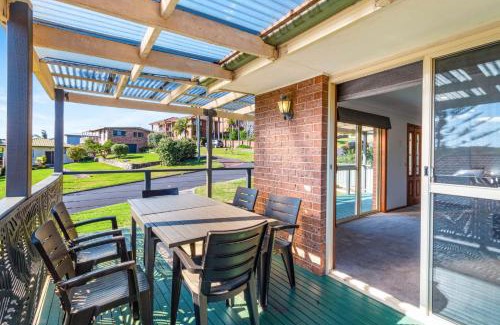 Malua Bay House | Breezy Bungalow at Malua