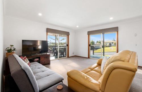 Malua Bay House | Breezy Bungalow at Malua