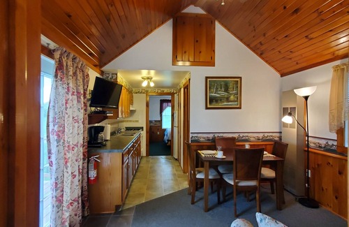 Milford Cottage | Breezy Meadow One Custom-built cottage, 1 of 2, under 1 mile from Dreams Park
