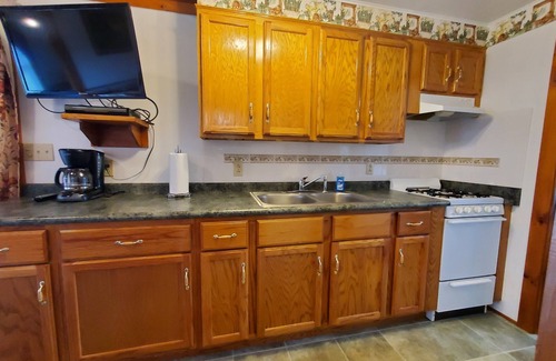 Milford Cottage | Breezy Meadow One Custom-built cottage, 1 of 2, under 1 mile from Dreams Park