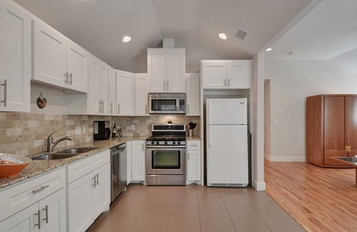 Mystic - New London House | Brentwood Guest House, Spacious Living Area, Fenced Yard