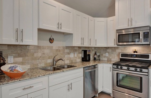 Mystic - New London House | Brentwood Guest House, Spacious Living Area, Fenced Yard